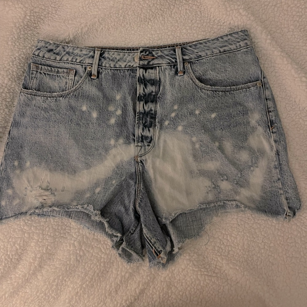 Good American Bombshell shorts size 15. Button fly, slight frayed cut off short